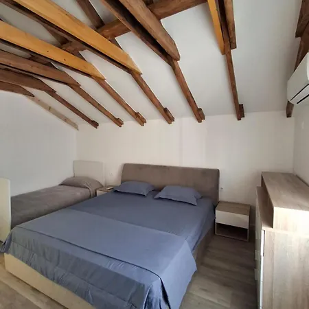 Apartman New Fabulous Attic - Modern And Stylish Tirana