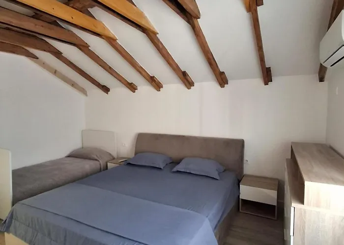 Apartmán New Fabulous Attic - Modern And Stylish Tirana